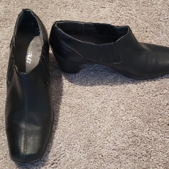 US W 8M Aerosoles Black Ankle Bootie with Heel - Picture 5 of 8